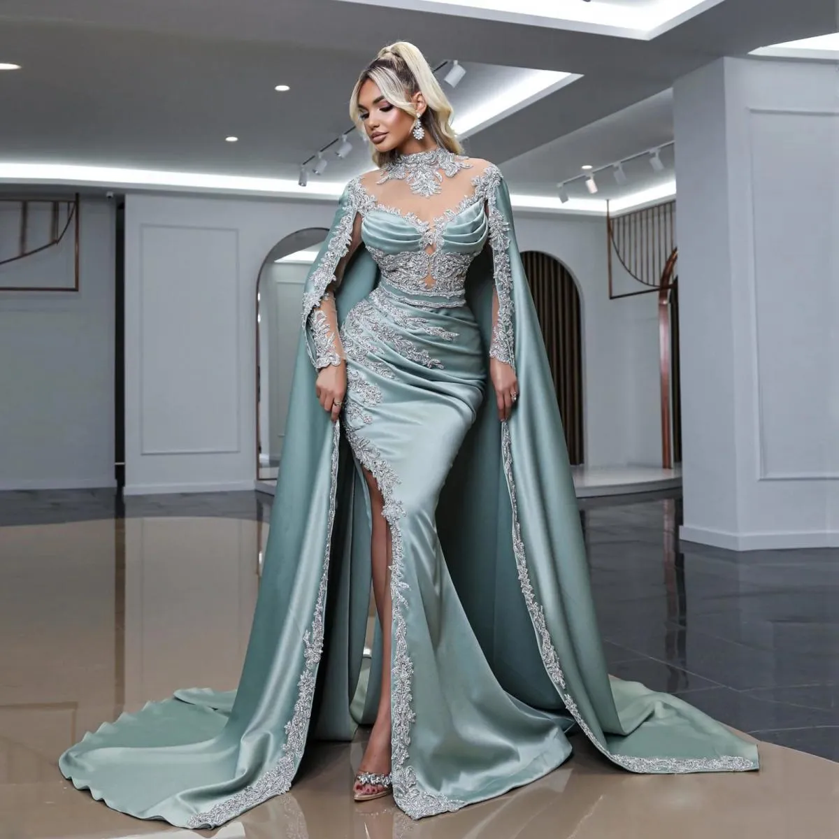 Elegante abito da ballo a sirena con mantella laterale Abito da sera lungo con spacco in raso di seta con perline di lusso e col