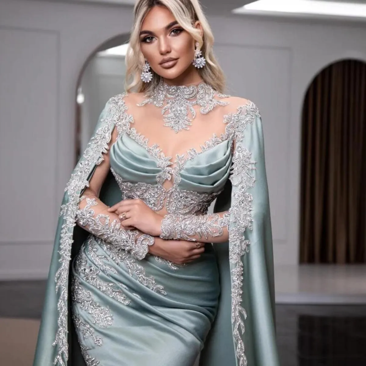 Elegante abito da ballo a sirena con mantella laterale Abito da sera lungo con spacco in raso di seta con perline di lusso e col