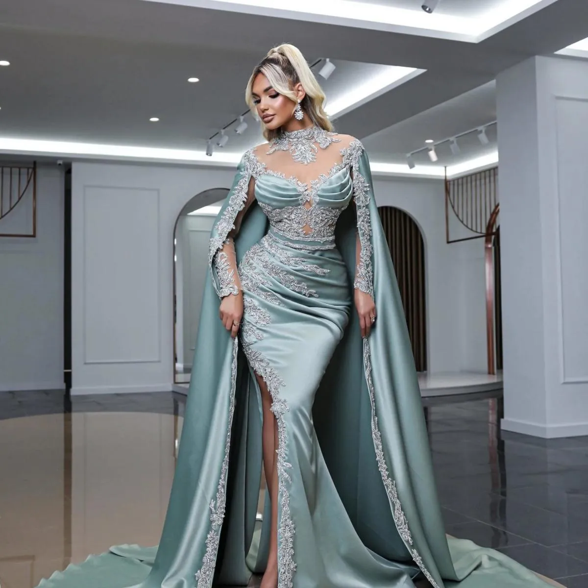 Elegante abito da ballo a sirena con mantella laterale Abito da sera lungo con spacco in raso di seta con perline di lusso e col