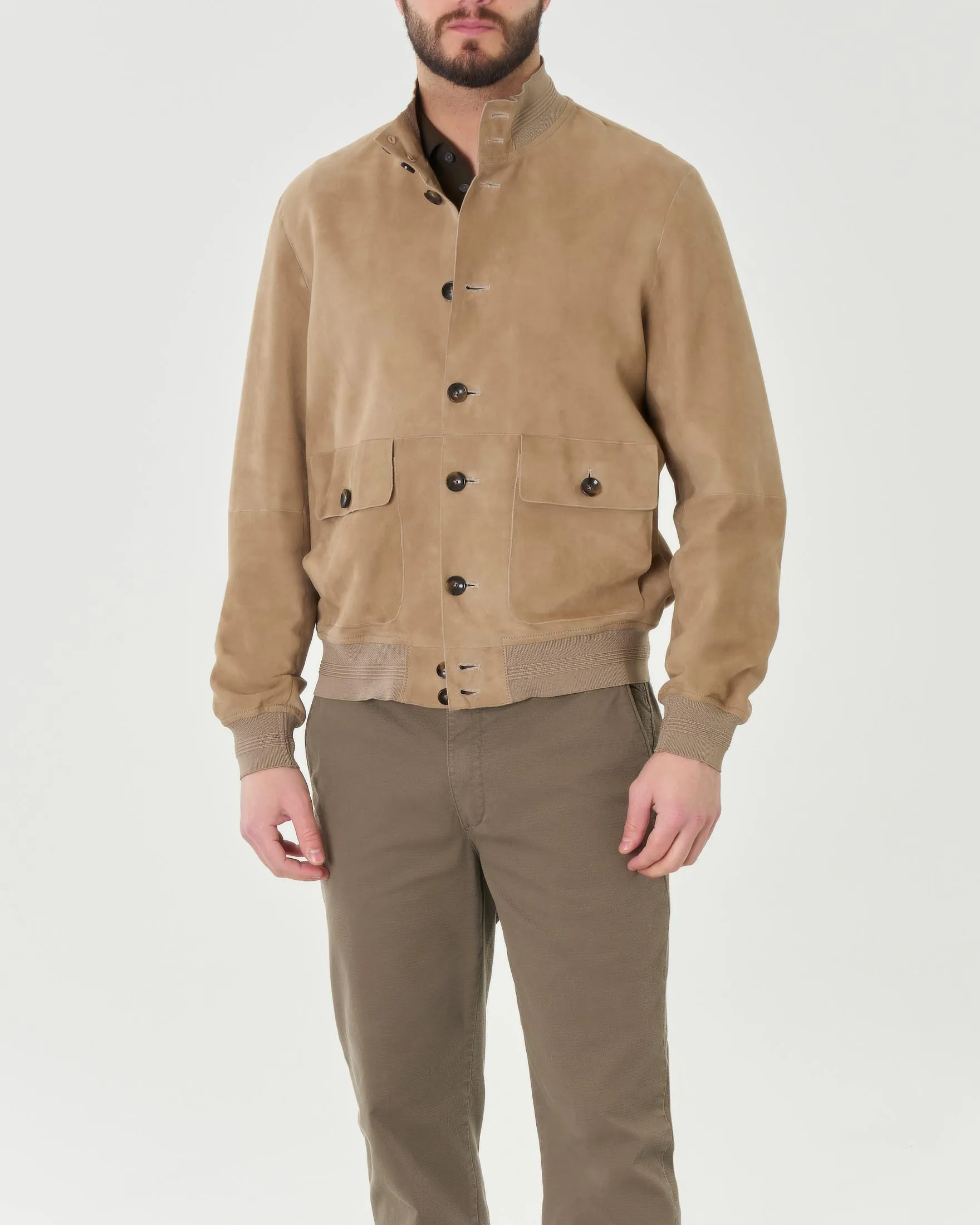 Giacca beige in pelle scamosciata con chiusura a bottoni