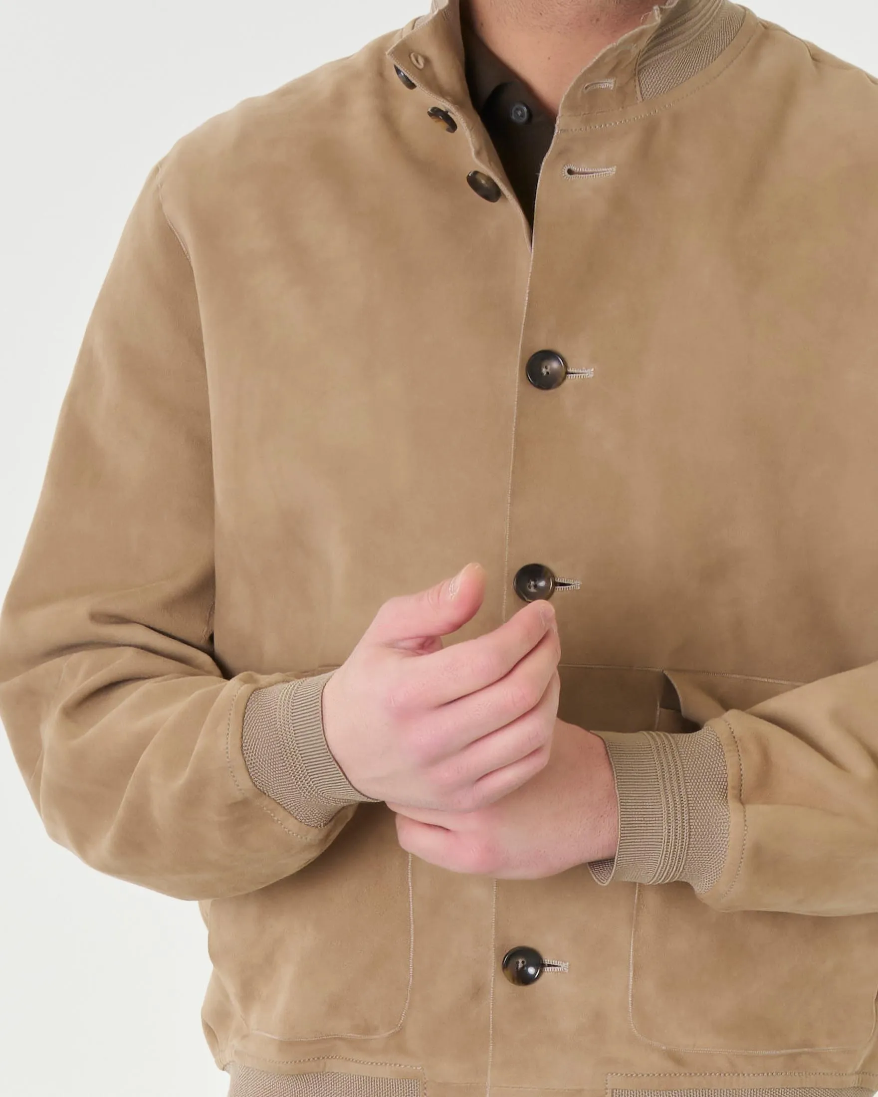 Giacca beige in pelle scamosciata con chiusura a bottoni