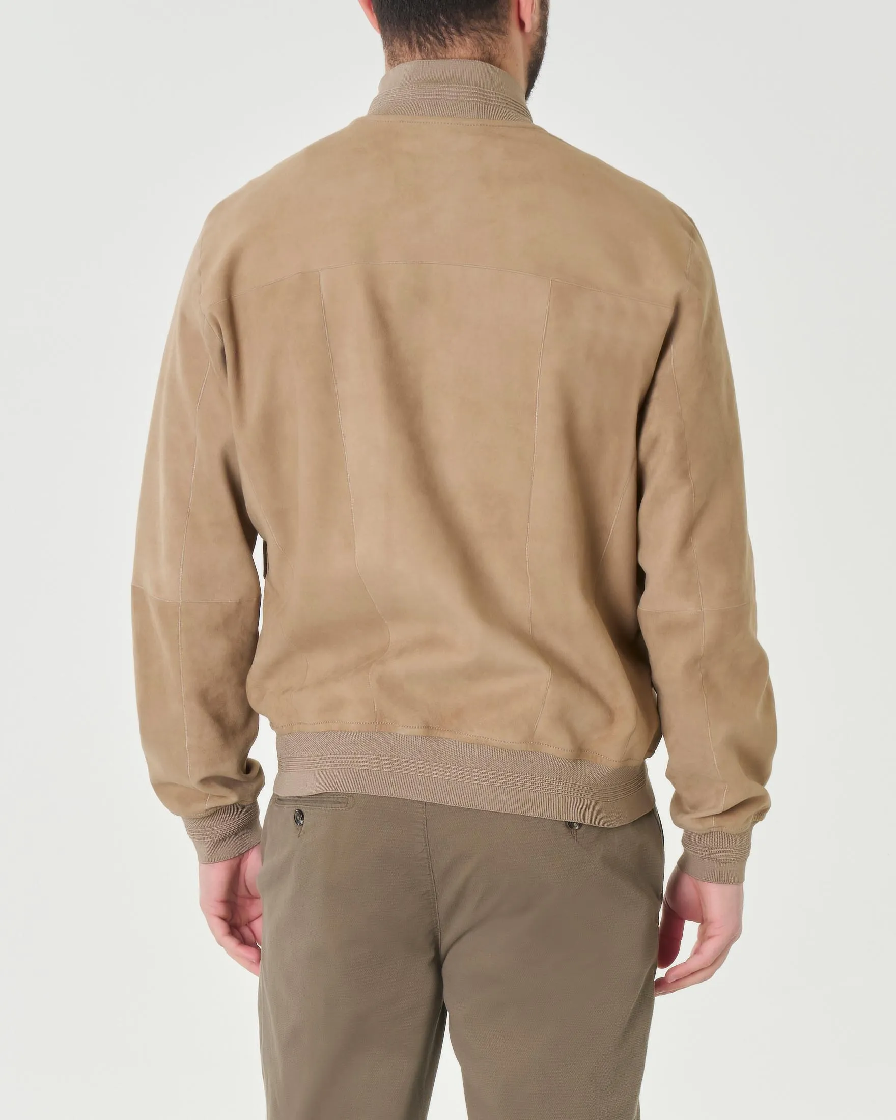 Giacca beige in pelle scamosciata con chiusura a bottoni