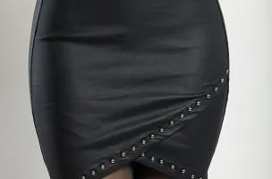 Minigonna in ecopelle con rivetti decorativi, colore nero