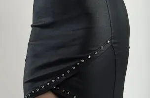 Minigonna in ecopelle con rivetti decorativi, colore nero