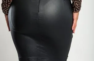 Minigonna in ecopelle con rivetti decorativi, colore nero
