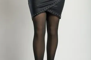 Minigonna in ecopelle con rivetti decorativi, colore nero