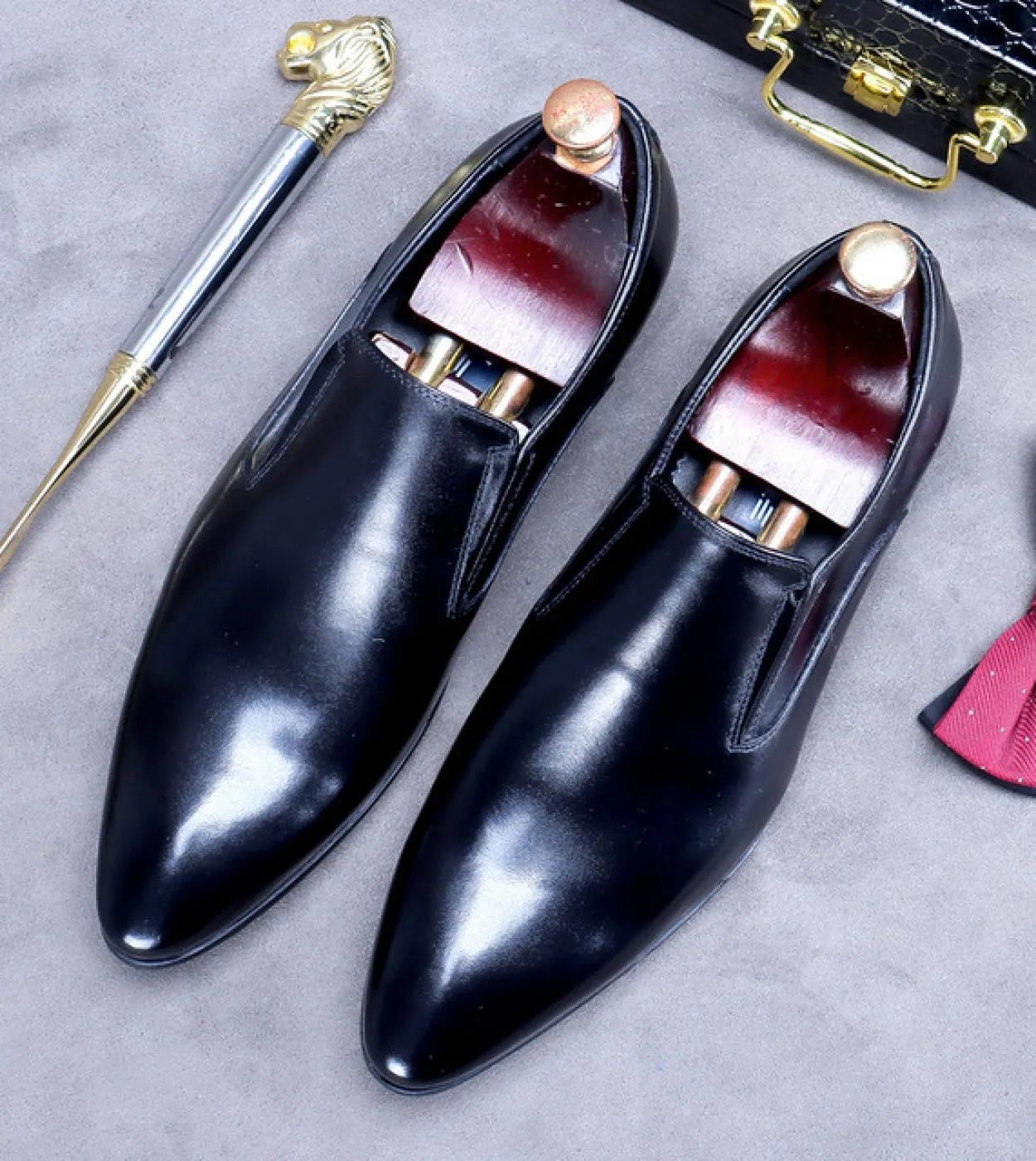 Mocassini eleganti da uomo di marca 2023 Nuovo stile Qualità Vera pelle Moda primavera Slip On Oxford Scarpe da sposa da lavoro