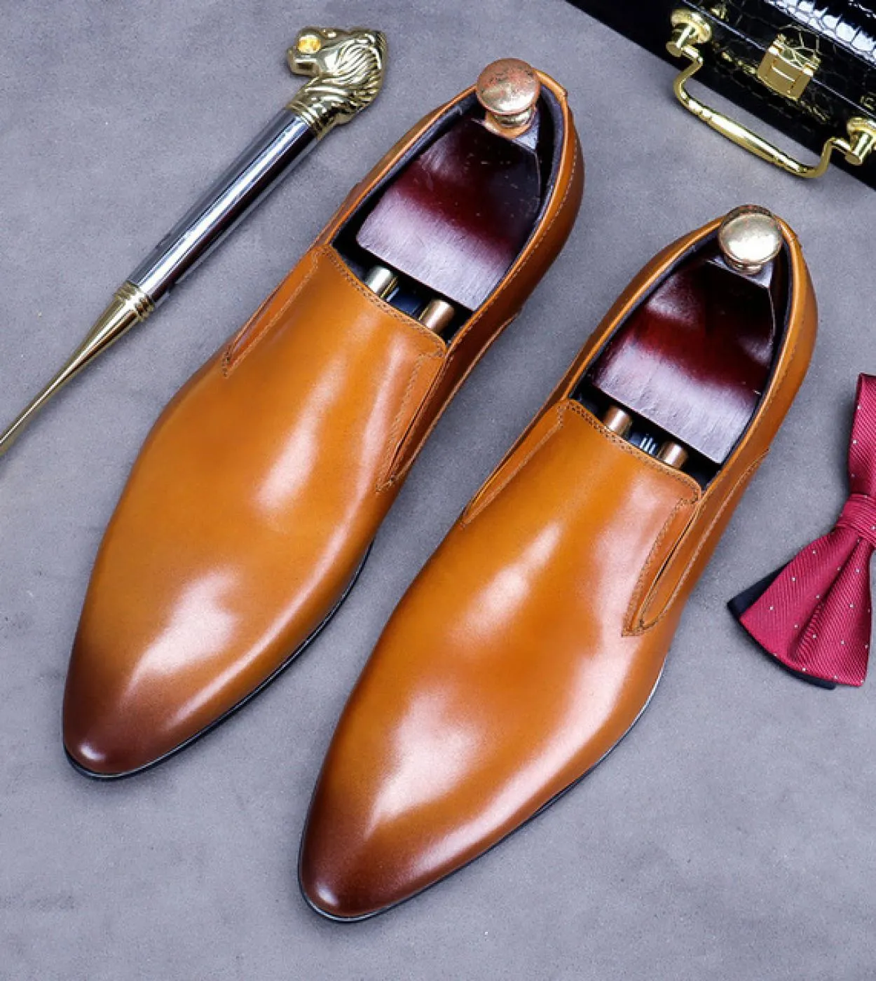 Mocassini eleganti da uomo di marca 2023 Nuovo stile Qualità Vera pelle Moda primavera Slip On Oxford Scarpe da sposa da lavoro