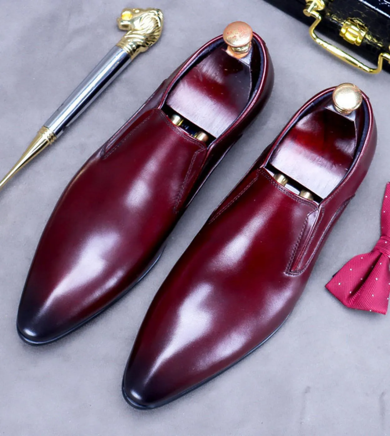 Mocassini eleganti da uomo di marca 2023 Nuovo stile Qualità Vera pelle Moda primavera Slip On Oxford Scarpe da sposa da lavoro