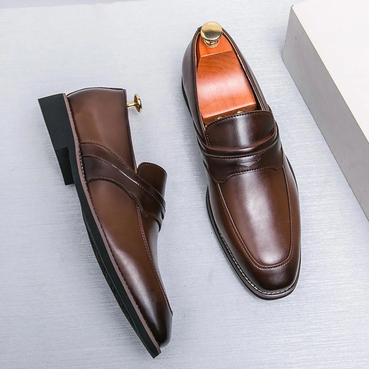 Nuovi mocassini da uomo Business punta quadrata slip on scarpe eleganti da uomo scarpe fatte a mano da uomo con spedizione gratu