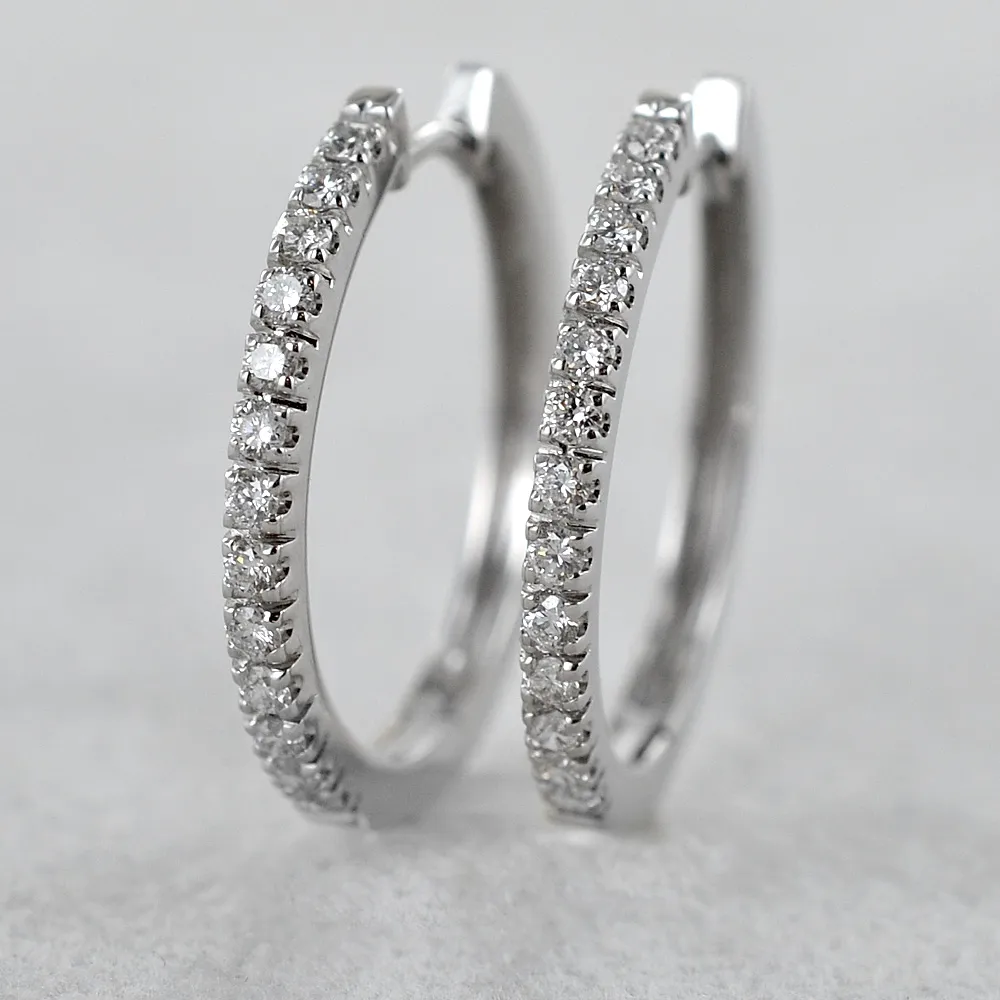 Orecchini a cerchio medio 22.50 mm con diamanti davanti