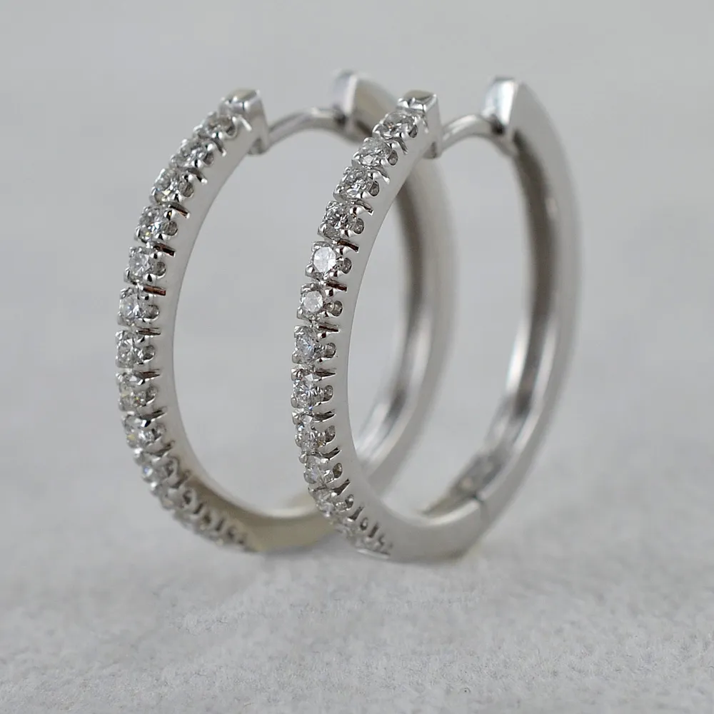 Orecchini a cerchio medio 22.50 mm con diamanti davanti