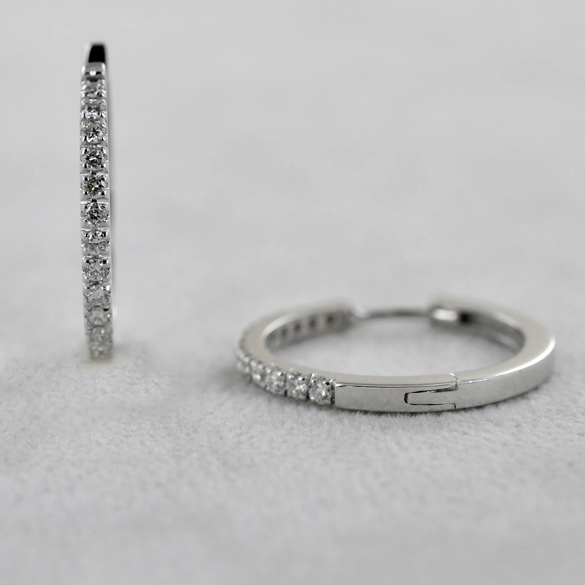 Orecchini a cerchio medio 22.50 mm con diamanti davanti