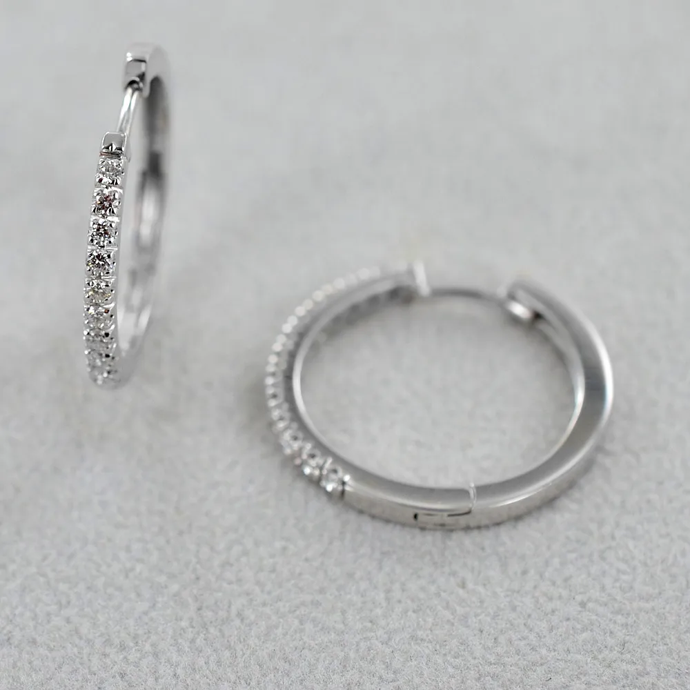 Orecchini a cerchio medio 22.50 mm con diamanti davanti