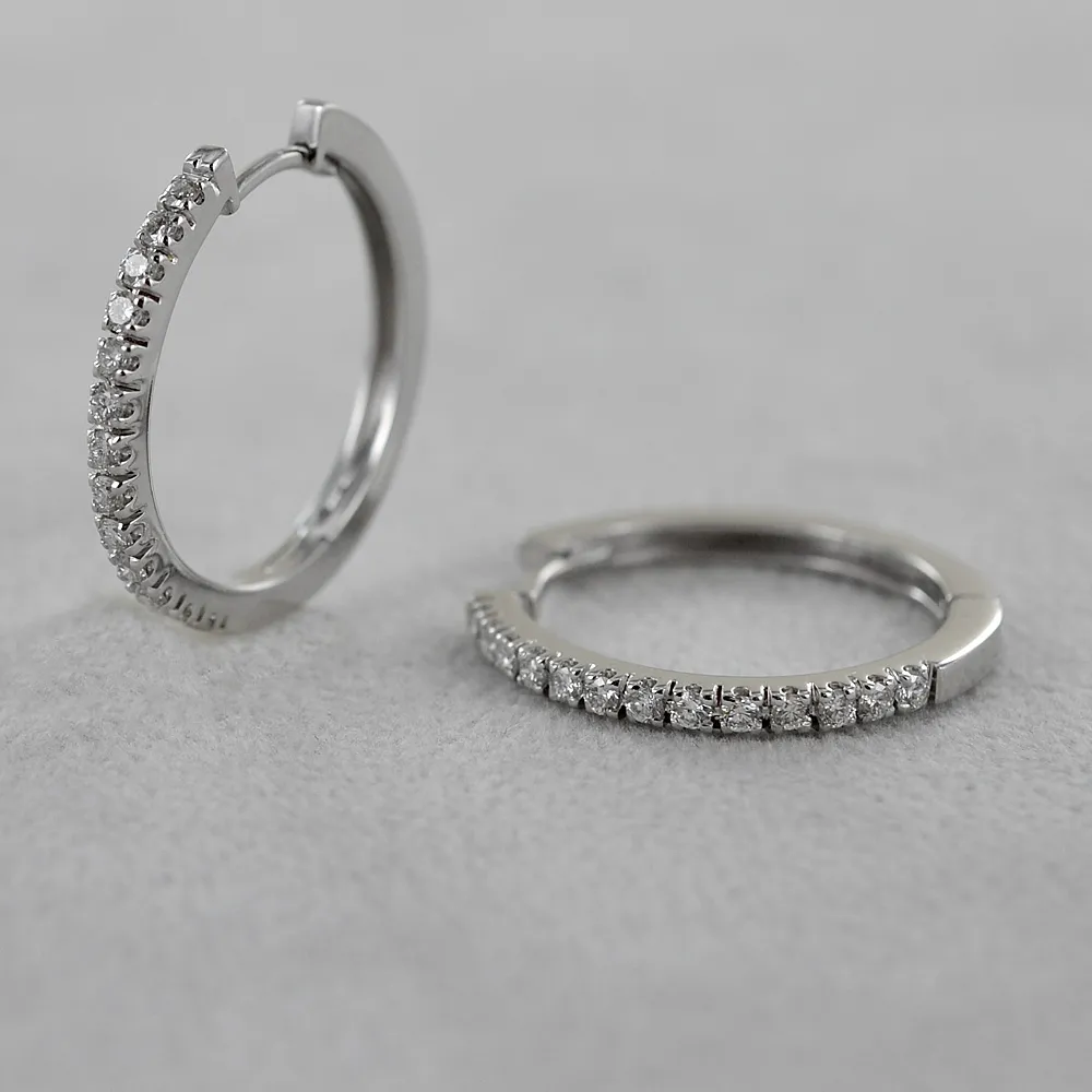 Orecchini a cerchio medio 22.50 mm con diamanti davanti