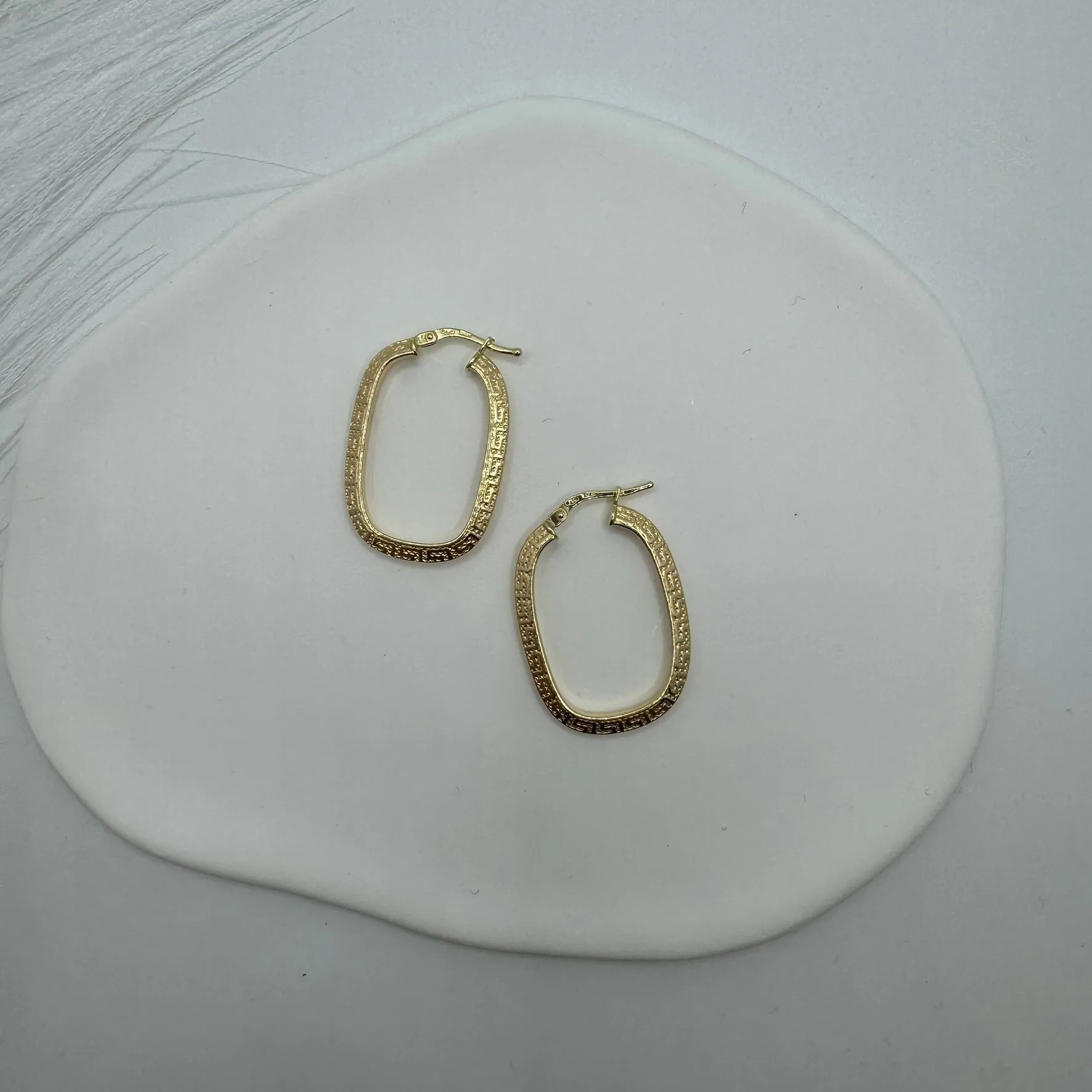 Orecchini cerchio ovale con greca oro