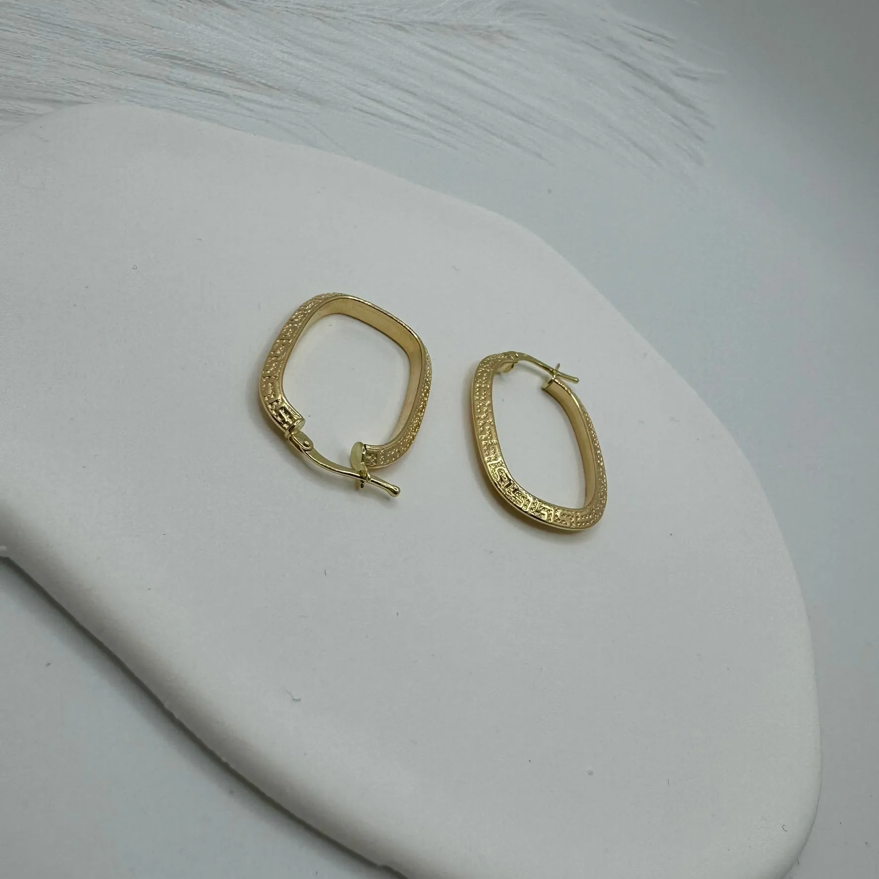 Orecchini cerchio ovale con greca oro