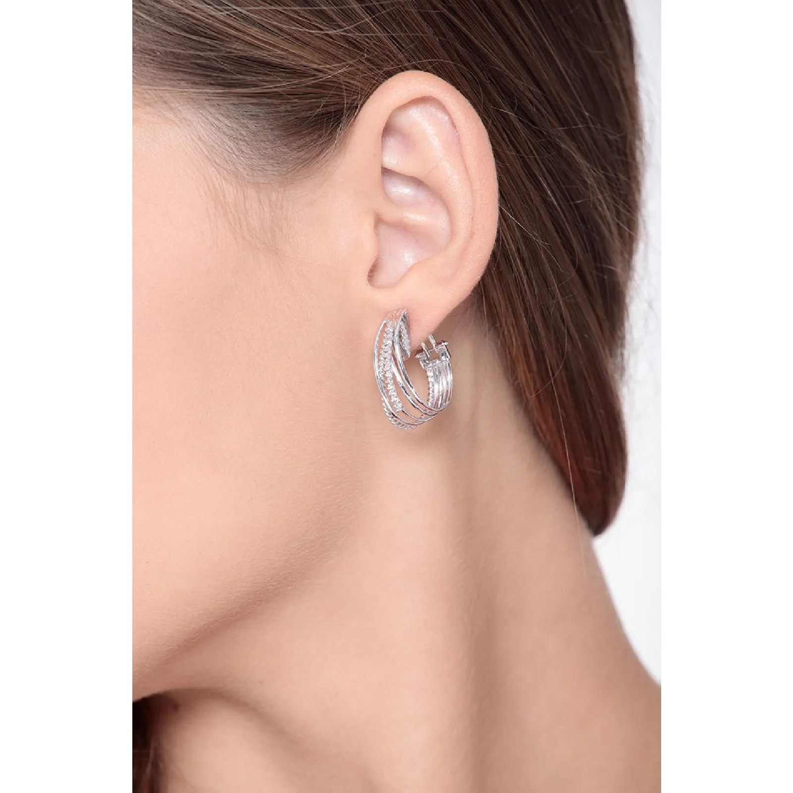 Orecchini intreccio in oro bianco 18k con diamanti