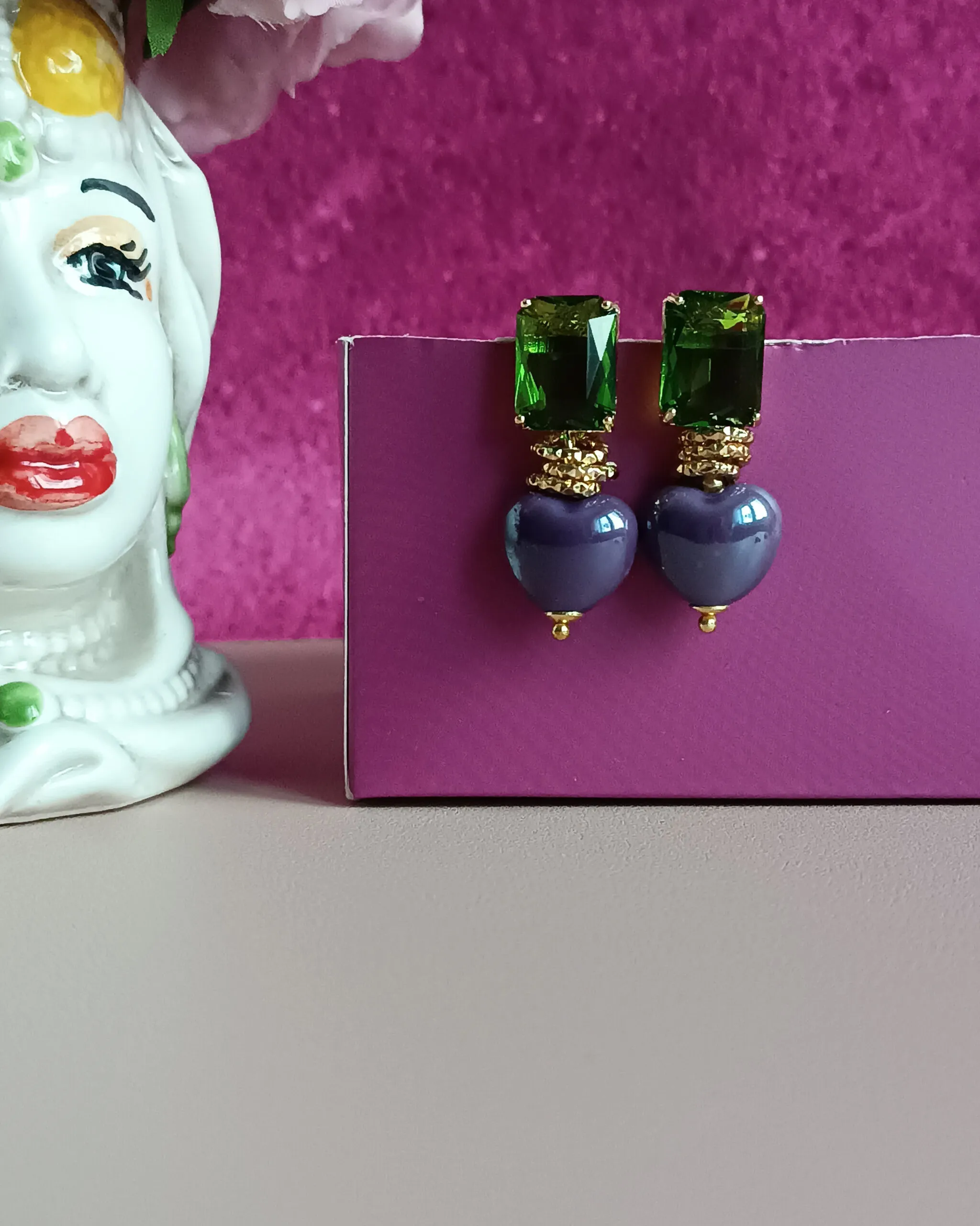 Orecchini SUGAR con Cuori in Ceramica e Cristalli Verdi