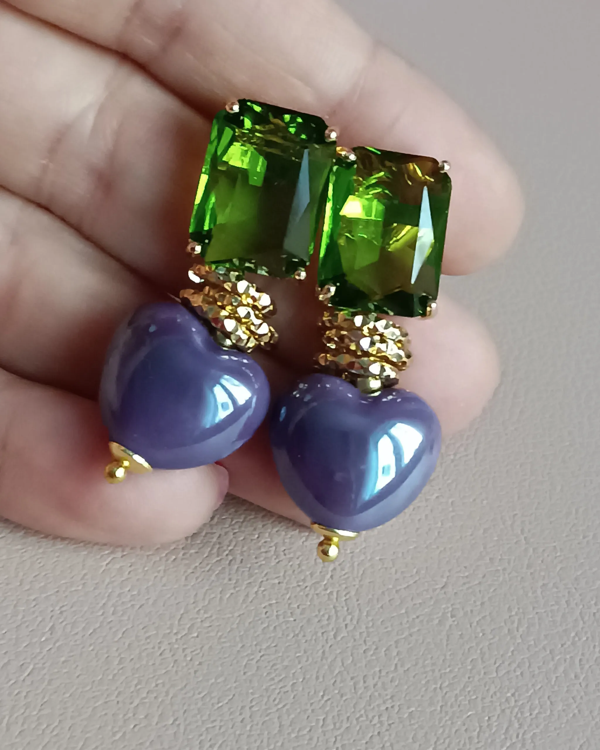 Orecchini SUGAR con Cuori in Ceramica e Cristalli Verdi
