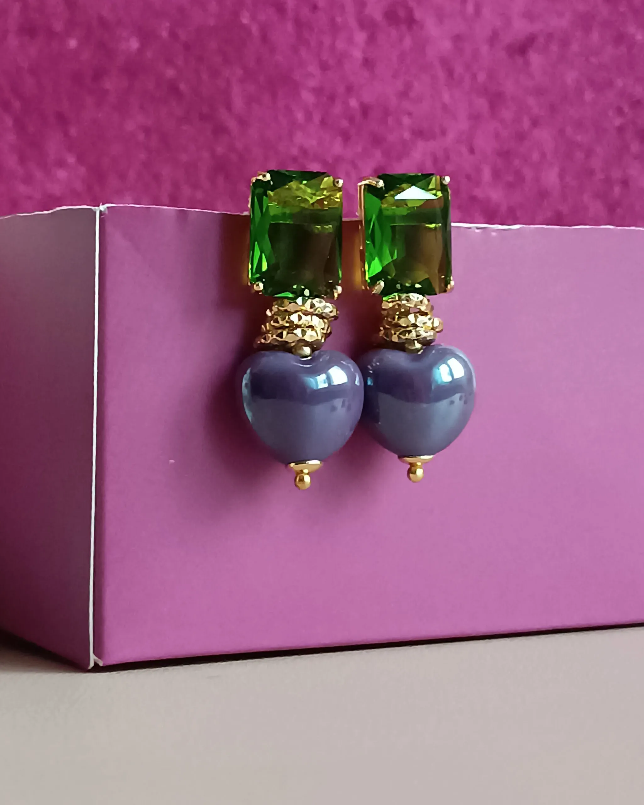 Orecchini SUGAR con Cuori in Ceramica e Cristalli Verdi