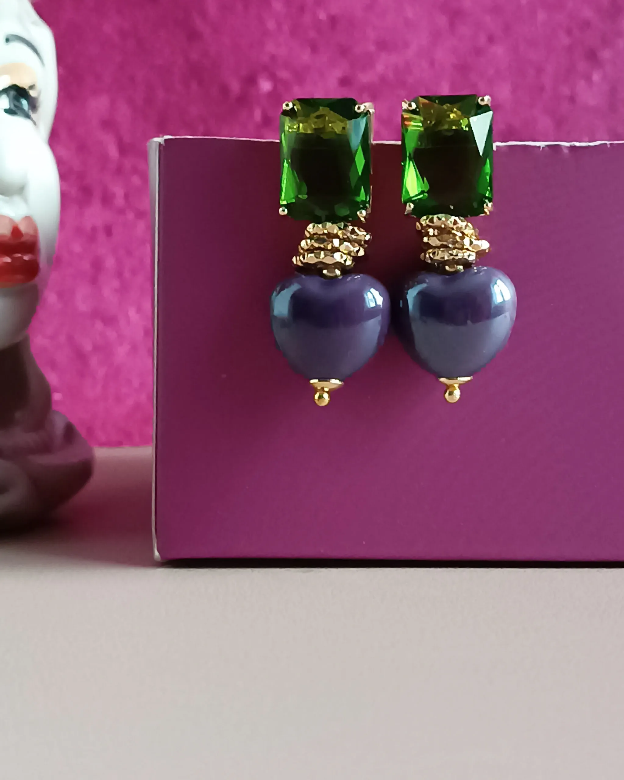 Orecchini SUGAR con Cuori in Ceramica e Cristalli Verdi