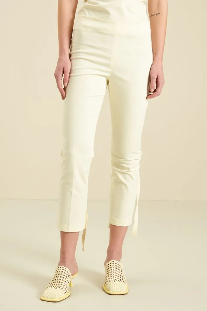 Pantaloni cropped in gabardina