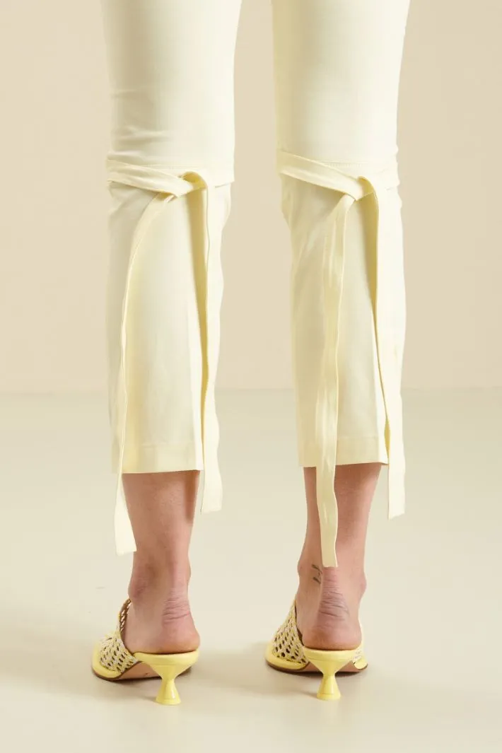 Pantaloni cropped in gabardina