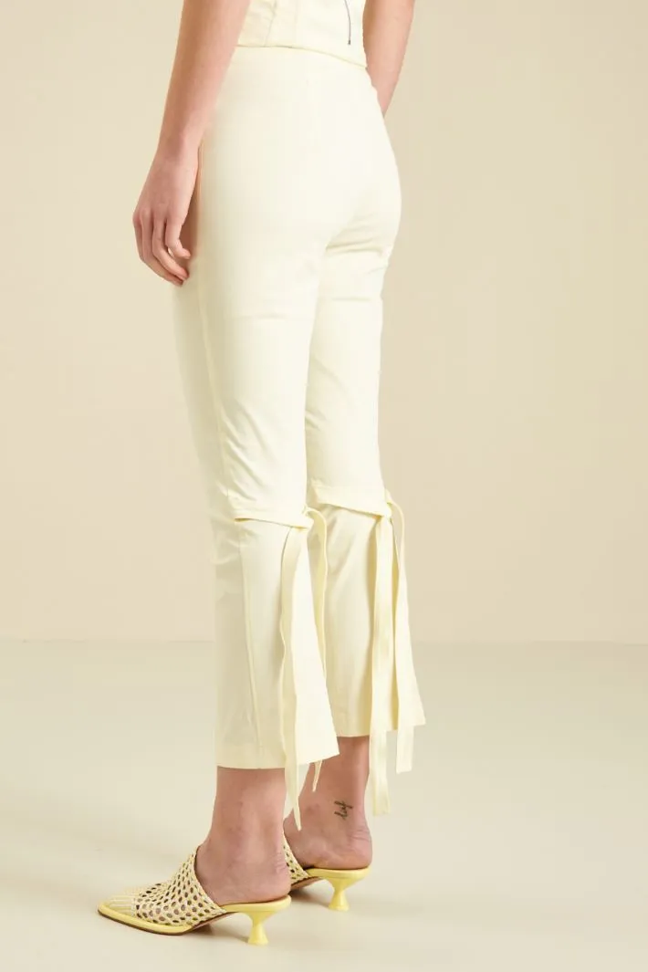 Pantaloni cropped in gabardina