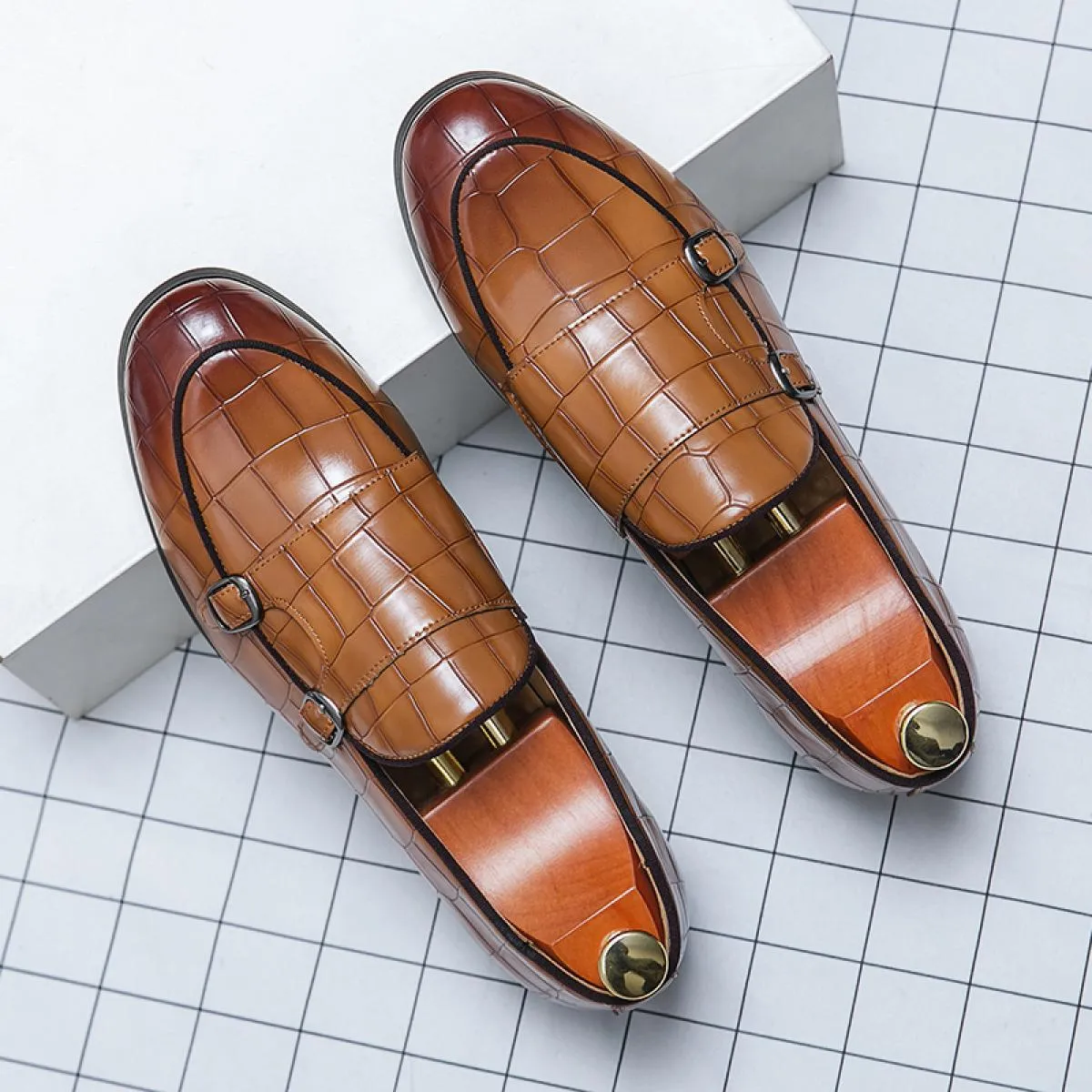 Scarpe da monaco da uomo modello in pietra Pu con fibbia decorazione tinta unita tacco basso moda mocassini formali da lavoro tr