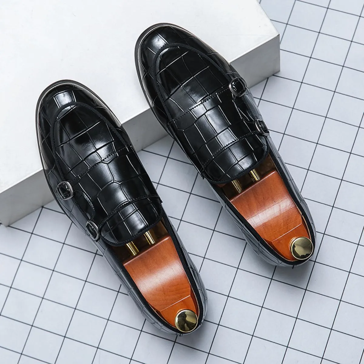 Scarpe da monaco da uomo modello in pietra Pu con fibbia decorazione tinta unita tacco basso moda mocassini formali da lavoro tr