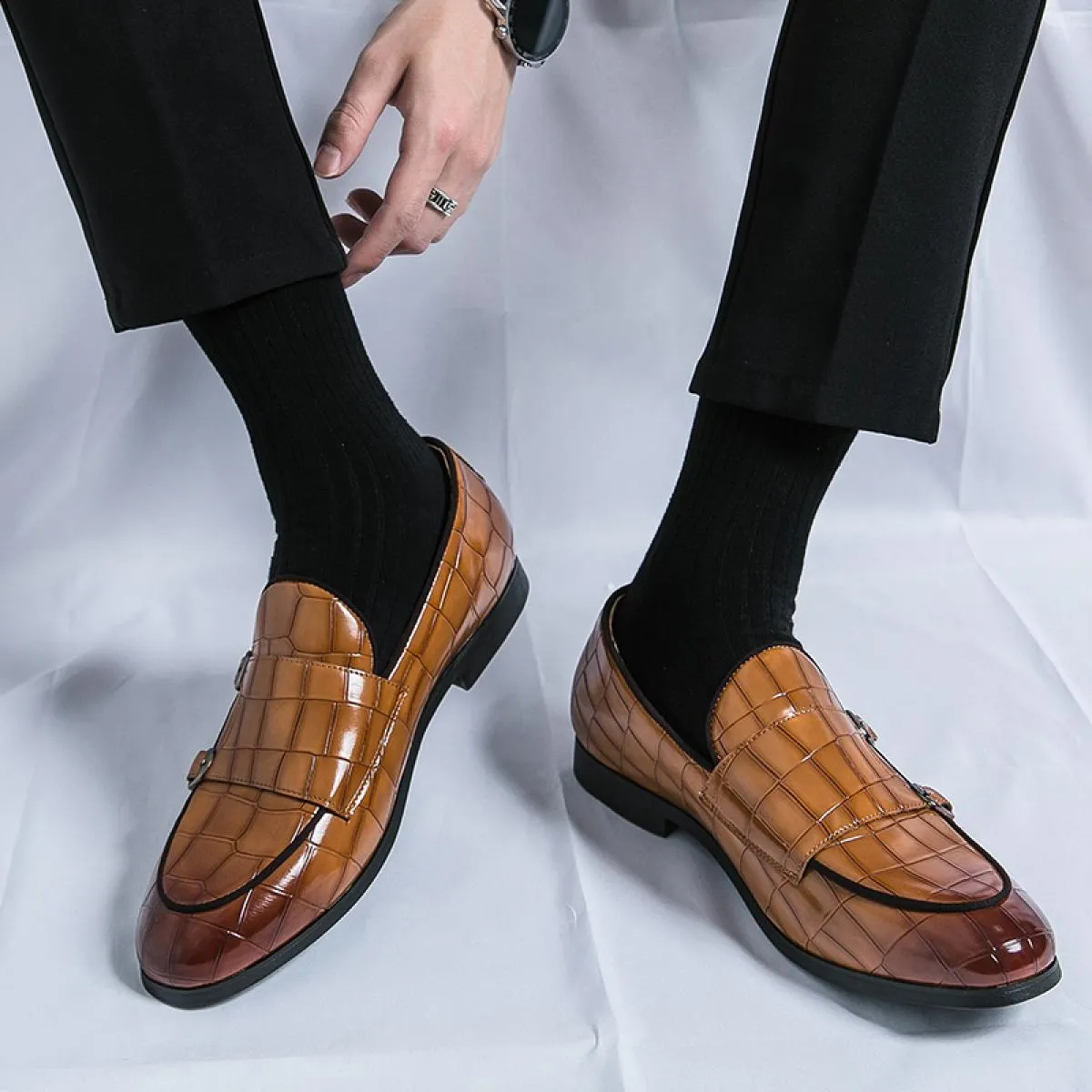Scarpe da monaco da uomo modello in pietra Pu con fibbia decorazione tinta unita tacco basso moda mocassini formali da lavoro tr