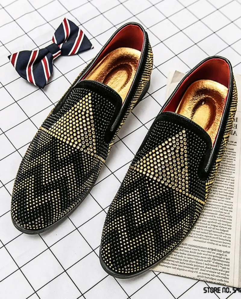 Stilista di moda di lusso da uomo a punta con strass in oro modello scarpe da sposa appartamenti mocassini casual abito formale